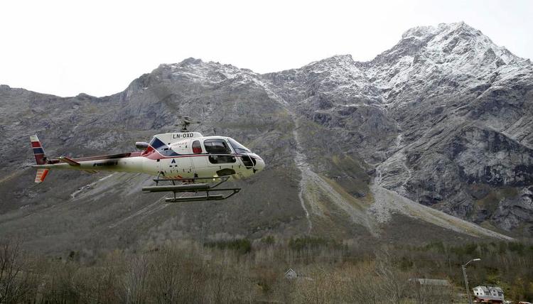 Titanisk. Mannen-fjeldet er i fare for at skride sammen. Det er en stor begivenhed for nordmændene, men for verden er den lige så ventet, som den er udramatisk. 
