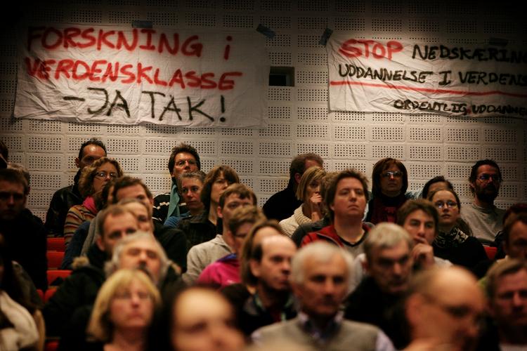 Universitet. Regeringens fremdriftsreform kritiseres for at gøre det vanskeligt for de studerende at komme på et praktikophold i en virksomhed. 