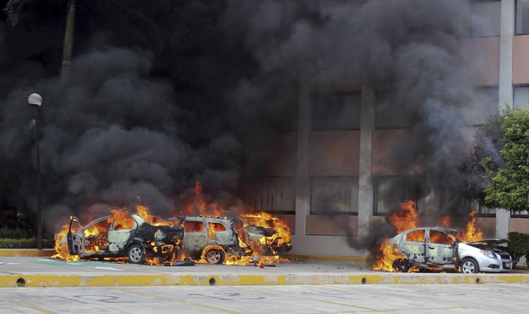 Vrede. brændende biler foran kongresbygning  Chilpancingo i Mexico. 