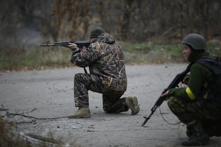 Ukraine. Kampene i Østukraine fortsætter mellem Ukraine og prorussiske separatister. Her er det frivillige ukrainere, der kæmper tæt på byen Peski uden for Donetsk. 