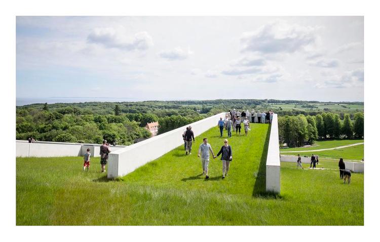 Skråplan. Moesgaard Museum er et overflødighedshorn af offentlig park og fornøjelig historisk fordybelse i en og samme bygning. Alligevel indfinder der sig et stemningsvakuum i dets kontorlokaler. 