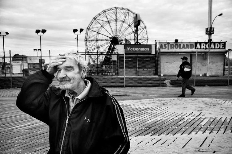 Karismatisk. Hovedpersonen lever idag et ensomt liv med vodkaflasker, men fortæller i filmen levende om den skæbnesvanger dag i 1983. Foto: CPH:DOX