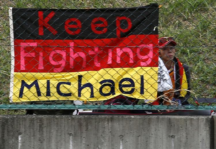 Håb. Schumacher hyldes ved stort set hver eneste formel 1-grandprix. Her i Japan for halvanden måned siden. 