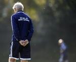 Konflikt. Landstræner Morten Olsen har kritiseret DBU-ledelsen, der har svaret igen med at kritik skal holdes internt. 
