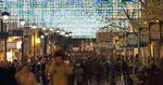 Bjældeklang. Der er julelys på Portal de l'Angel i Barcelona, der er en af byens mest berømte shoppinggader. 