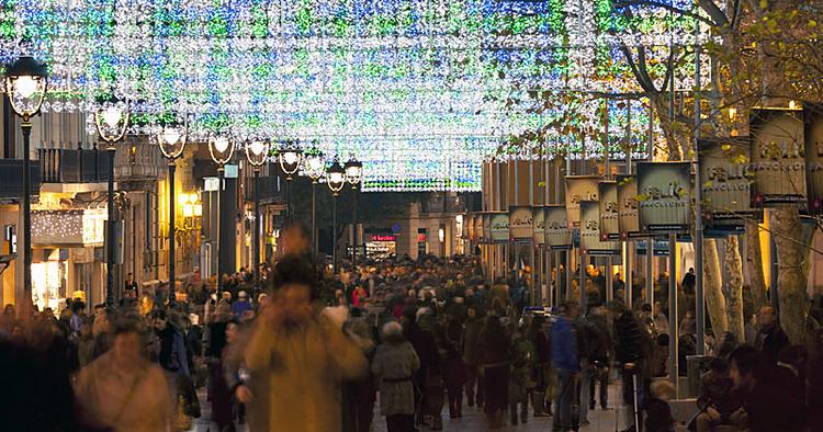 Bjældeklang. Der er julelys på Portal de l'Angel i Barcelona, der er en af byens mest berømte shoppinggader. 
