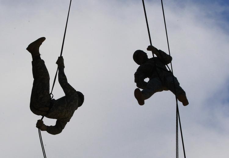 skæbnefællesskab. RallyPoint, der er en platform for nuværende og tidligere amerikanske soldater, blev startet af en tidligere soldat, mens han gik på Harvard Business School. 