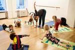 Momentum. »Børn får utroligt mange indtryk hver eneste dag. Yoga hjælper dem til at håndtere den stressede hverdag og finde ro i sig selv«, siger yogalærer Arenze Fischer. 