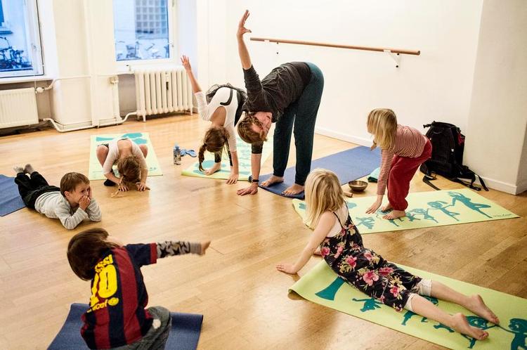 Momentum. »Børn får utroligt mange indtryk hver eneste dag. Yoga hjælper dem til at håndtere den stressede hverdag og finde ro i sig selv«, siger yogalærer Arenze Fischer. 