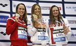 SKIFTEDAG. Det er den guldmedalje, Julia Efimova (i midten) fik i Herning, der retteligt tilhører Rikke Møller Pedersen (t.v.), hvis sølvmedalje allerede er videresendt til en anden russer, Vitalina Simonova (th.) 