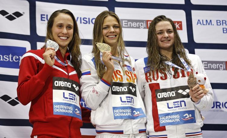 SKIFTEDAG. Det er den guldmedalje, Julia Efimova (i midten) fik i Herning, der retteligt tilhører Rikke Møller Pedersen (t.v.), hvis sølvmedalje allerede er videresendt til en anden russer, Vitalina Simonova (th.) 
