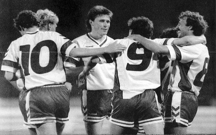 MÅL. Danmark har vundet to af syv kampe mod Jugoslavien, deriblandt den sidste i 1991, da Flemming Povlsen (10), Jan Bartram, Bent 'Turbo' Christensen og Kim Christofte her jubler over sejrsmålet. 
