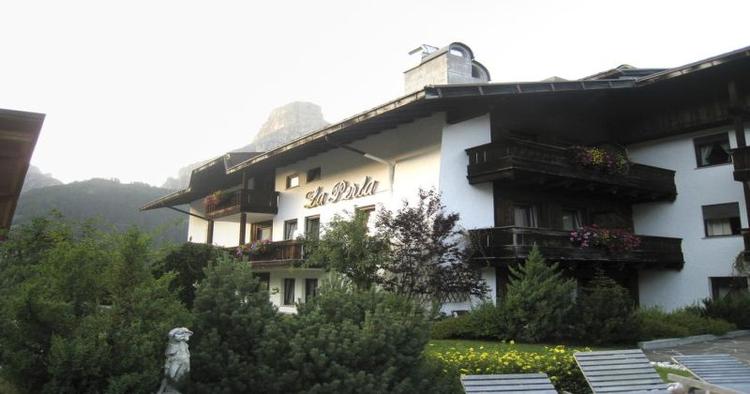 Tyrolerliv. Hotel Perla ligger billedskønt i Dolomitterne, og både hotel, vinkælder og menu lever op til omgivelserne. Stort set alt er førsteklasses og femstjernet på Perla. 