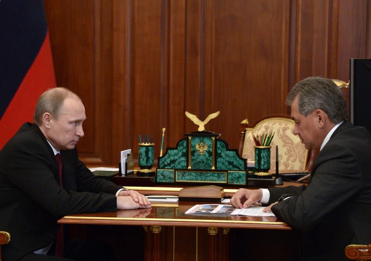 rapport. Den russiske forsvarsminister Sergej Shoigu (th) briefter sin præsident, Vladimir Putin, under et møde i sommers. 