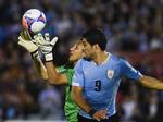 clasico. Costa Ricas goalkeeper Keylor Navas, som spiller for Real Madrid, griber bolden foran næsen på Uruguays Luiz Suarez, der spiller for Barcelona. 