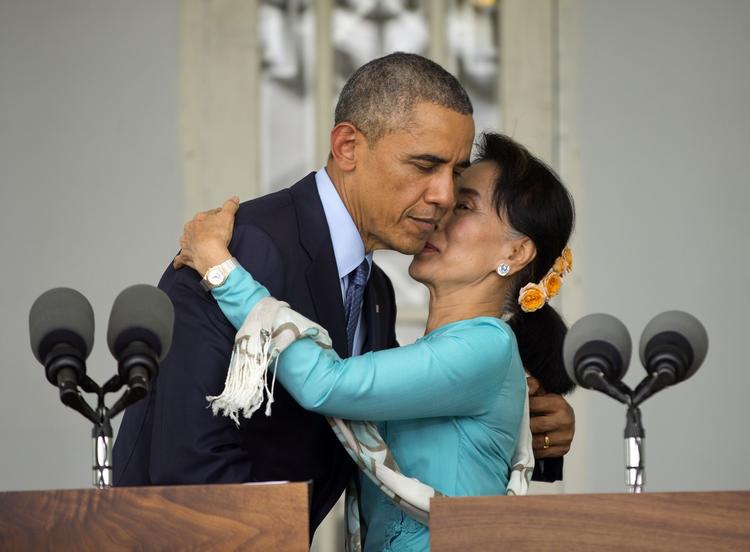 Møde. Barack Obama holdt pressemøde i Aung San Suu Kyis eget hjem i Yangon. 