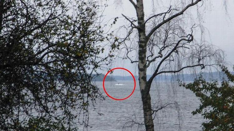 Sverige. Dette foto har en privat, svensk borger taget af den angivelige ubåd, som trængte ind på svensk territorium i oktober. 