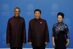 Og ved Apec-topmødet 2014 i Beijing forleden måtte Obama bide i det sure kinesiske æble og iklæde sig denne traditionelle dragt ... 