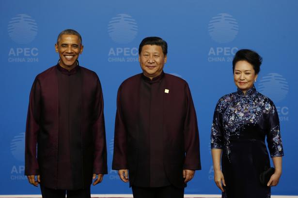 Og ved Apec-topmødet 2014 i Beijing forleden måtte Obama bide i det sure kinesiske æble og iklæde sig denne traditionelle dragt ... 