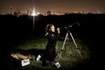 Halløj derude. Radioværten Sara Frost har investeret i et teleskop, fordi hun er fascineret af, hvor meget man kan se på himlen – selv som her omgivet af byens lys på Amager Fælled. Foto: Peter Klint 