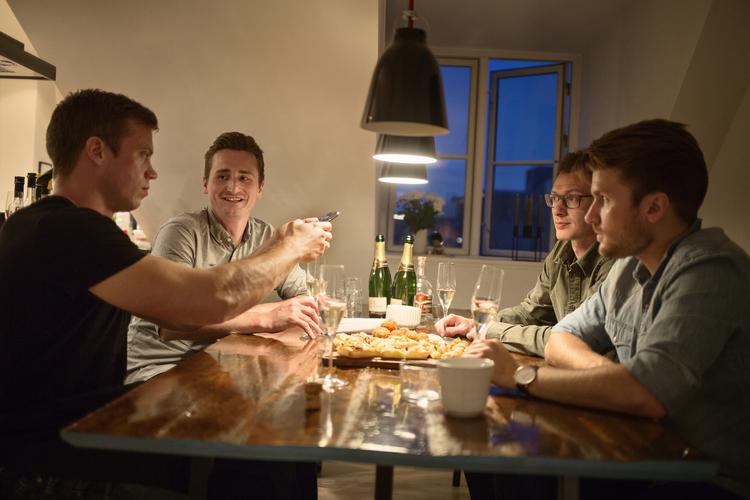 madlavning. Vores tidlige forfædre havde kunne ikke overleve, hvis de kun havde spist rå mad fra naturen, mener biolog Richard Wrangham. Arkivfoto af de fire mænd bag madbloggen 'Gastromand'. 