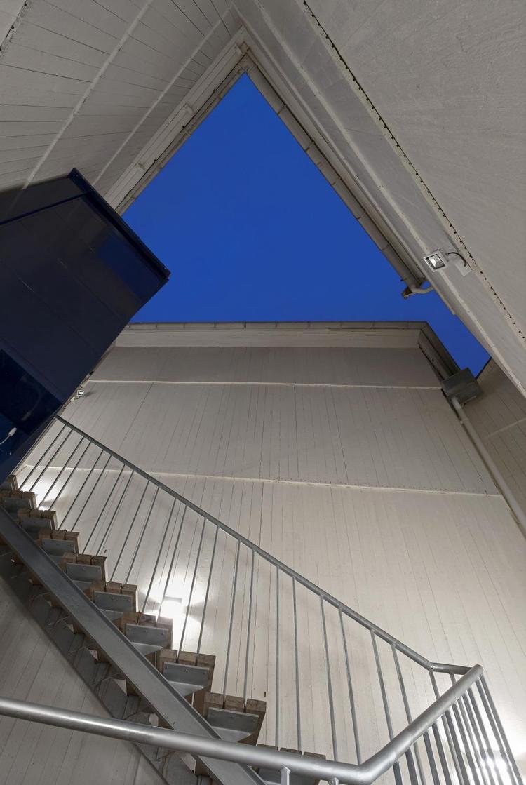 Brat. Nye og gamle lokaler er forbundet med trappe og elevator i en trekantet gård. Foto: Jens Lindhe 