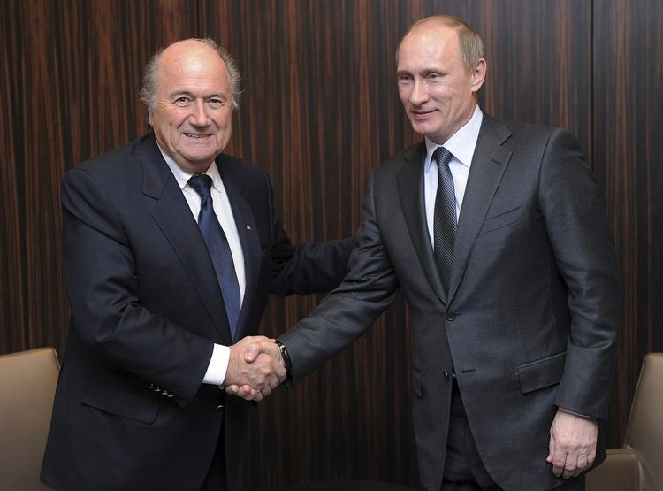 bevis-mangel. Den russiske premierminister, Vladimir Putin (th), var særdeles aktiv, da Rusland skulle have sit bud for VM forelagt for Fifa og præsident Sepp Blatter (tv). 