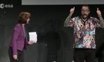 Mission. Professor Matt Taylor jubler over 'Philaes' landing på kometen 67p i sin alternative beklædning. 