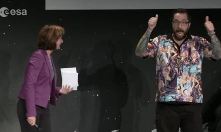 Mission. Professor Matt Taylor jubler over 'Philaes' landing på kometen 67p i sin alternative beklædning. 