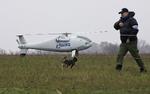 OVERVÅGNING. OSCE-observatør ved en af organisationens droner nær Mariupol. 