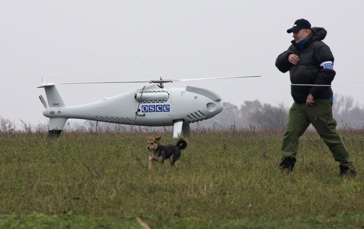 OVERVÅGNING. OSCE-observatør ved en af organisationens droner nær Mariupol. 
