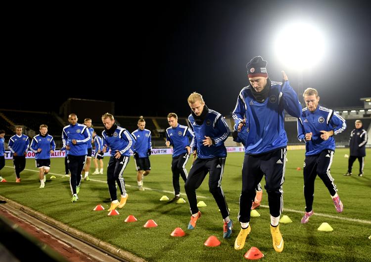 AFBUD. Til aftenens kamp har Morten Olsen udover Daniel Agger og Lasse Schöne også se bort fra Pierre Emile Højbjerg. 