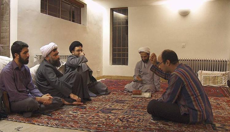 debat. Frataget sit pas og efter tre forhørsrunder fik en iransk instruktør lov til at iscenesætte en debat i Iran. 