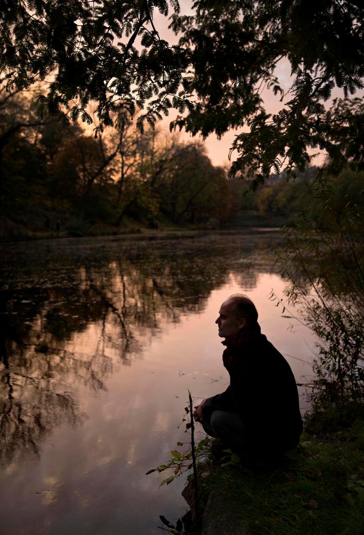 Lyd. I parken hører man løbernes skridt i gruset og mere dumpe skridt på parkens græsgange, deres åndedræt og tøj, der glider og gnider mod tøj. Parkens lyd er også børn, der leger, susene i sivene, vandet, der klukker, og vinden i træerne og fuglene, der samler sig om aftenen, mens de i et inferno af kvidder udveksler dagens erfaringer, fortæller Morten Søndergaard om lydene i Østre Anlæg. 