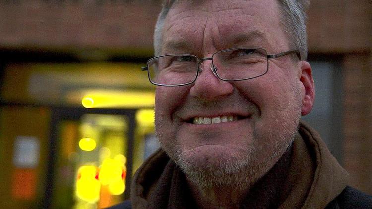 samaritan. Pastor Jay Reinke gør, hvad han kan, for at hjælpe nødstedte i den lille middelklasseby Williston i North Dakota. Men Reinke gemmer på en hemmelighed. 