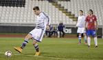 Genkomst. Nicklas Bendtner scorer til 3-1 i EM-kvalifikationskamp mod Serbien. 