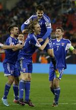 1-0.Matchvinderen er i færd med at få en holdkammerat på nakken. 