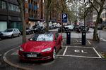 FARTRAKET: Regeringen er klar til at se på, hvordan elbiler skal afgiftsbelægges efter 2015. Klimaminister Rasmus Helveg Petersen (R) kører selv i en Tesla S, en amerikansk luksus-elbil som ovenstående, som ministerbil. »Det er en fartraket. Det er helt vildt, når den accelererer - det er som et vandret elastikspring, når man starter den«, fortæller han. Han har dog ikke prøvet at køre den selv: »Desværre nej. Jeg må ikke af hensyn til forsikringen, og jeg er jo sådan en kedsommelig radikal regel rytter, så nej, det har jeg ikke«. 