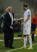 Nedtur. Claudio Ranieri (tv) og for den sags skyld også  Vangelis Moras er kommet under pres efter nederlaget til Færøerne. 