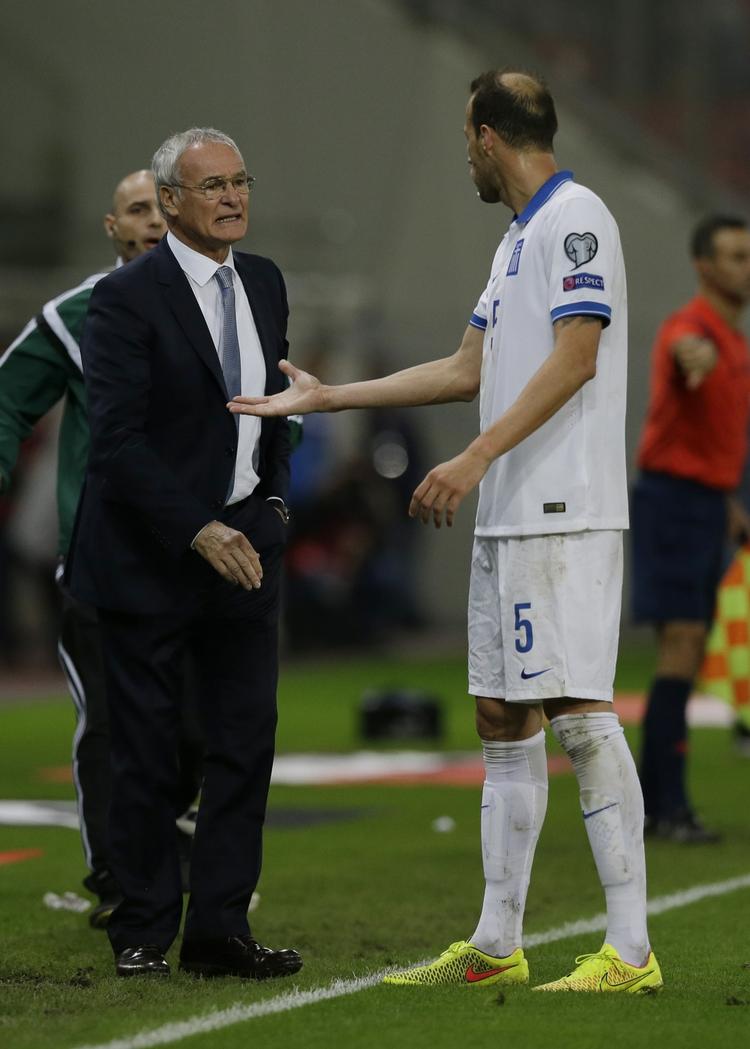 Nedtur. Claudio Ranieri (tv) og for den sags skyld også  Vangelis Moras er kommet under pres efter nederlaget til Færøerne. 