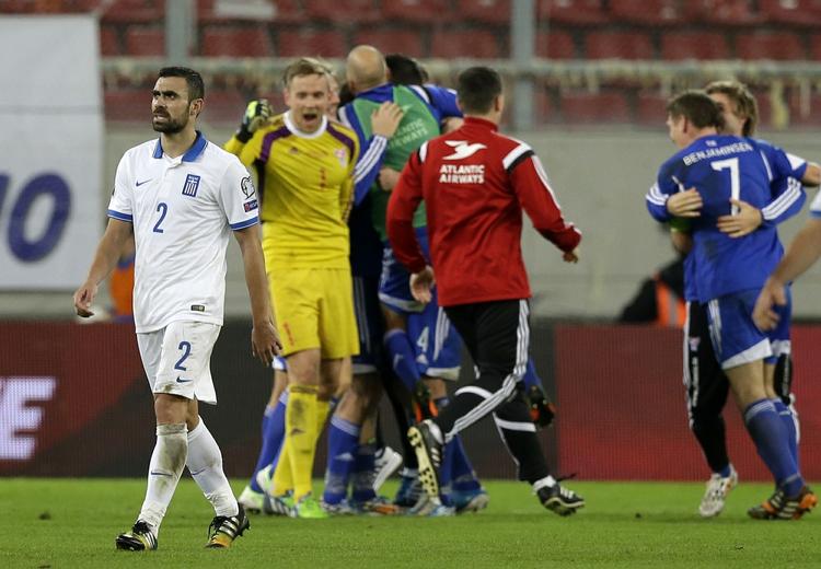 1-0. Vild jubel med målmand Gunnar Nielsen efter sidste fløjt i Piræus. 