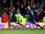 Dramatisk. 55.000 tilskuere så Shaun Maloney (tv) afgøre kampen for Skotland et kvarter før tid. En af de 55.000 tilskuere kom ikke hjem igen. 