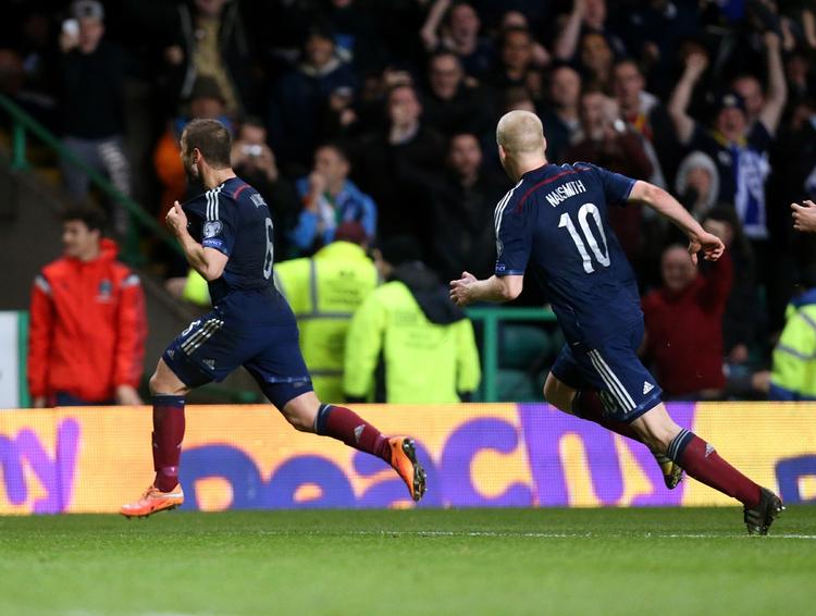Dramatisk. 55.000 tilskuere så Shaun Maloney (tv) afgøre kampen for Skotland et kvarter før tid. En af de 55.000 tilskuere kom ikke hjem igen. 