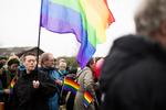 Optog. Mange mennesker er mødt op i Mariager til dagens regnbue-optog. 