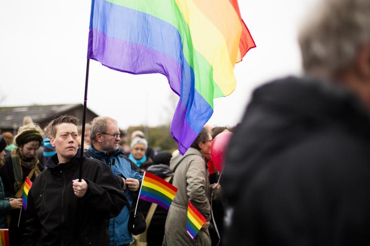 Optog. Mange mennesker er mødt op i Mariager til dagens regnbue-optog. 