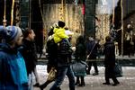 Trængsel. Kunstig sne, julesang, lystænding, pynt og besøg af julemand skal sætte julehandlen i højeste gear på Strøget. 