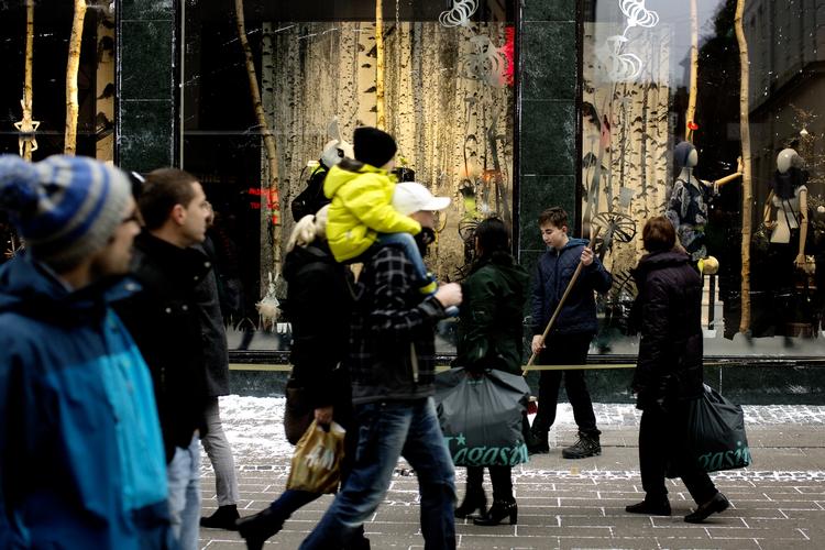 Trængsel. Kunstig sne, julesang, lystænding, pynt og besøg af julemand skal sætte julehandlen i højeste gear på Strøget. 
