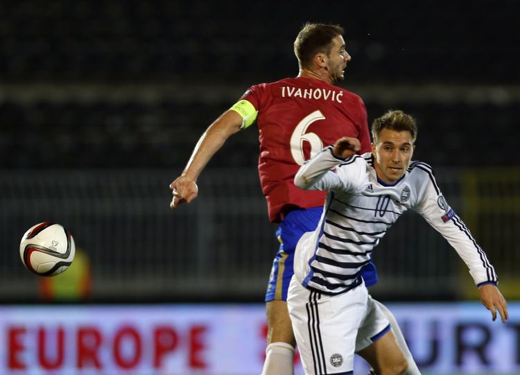Utilfreds. Anfører Ivanovic i nærkamp med Christian Eriksen. 