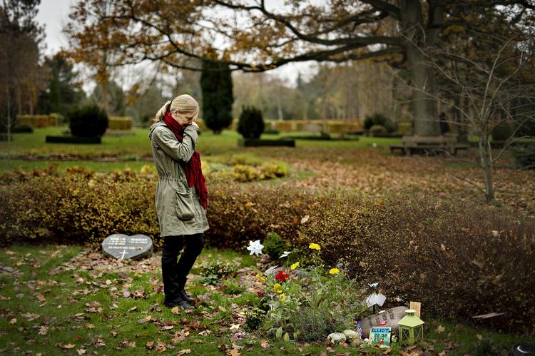 Sorg. »Jeg vidste jo ikke, at mit barn skulle dø. Lige pludselig skulle jeg forholde mig til, at jeg nu var mor til et dødt barn. Det var for svært«, fortæller den 44-årige gymnasielærer Helle. 