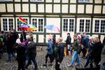 Mange var lige tumlet ud af de sponsorerede busser fra København og Aarhus, andre ankom i bil, men mange også lokale fra Mariager og omegn fulgte trop bag de mange flag i regnbuens kulører. 